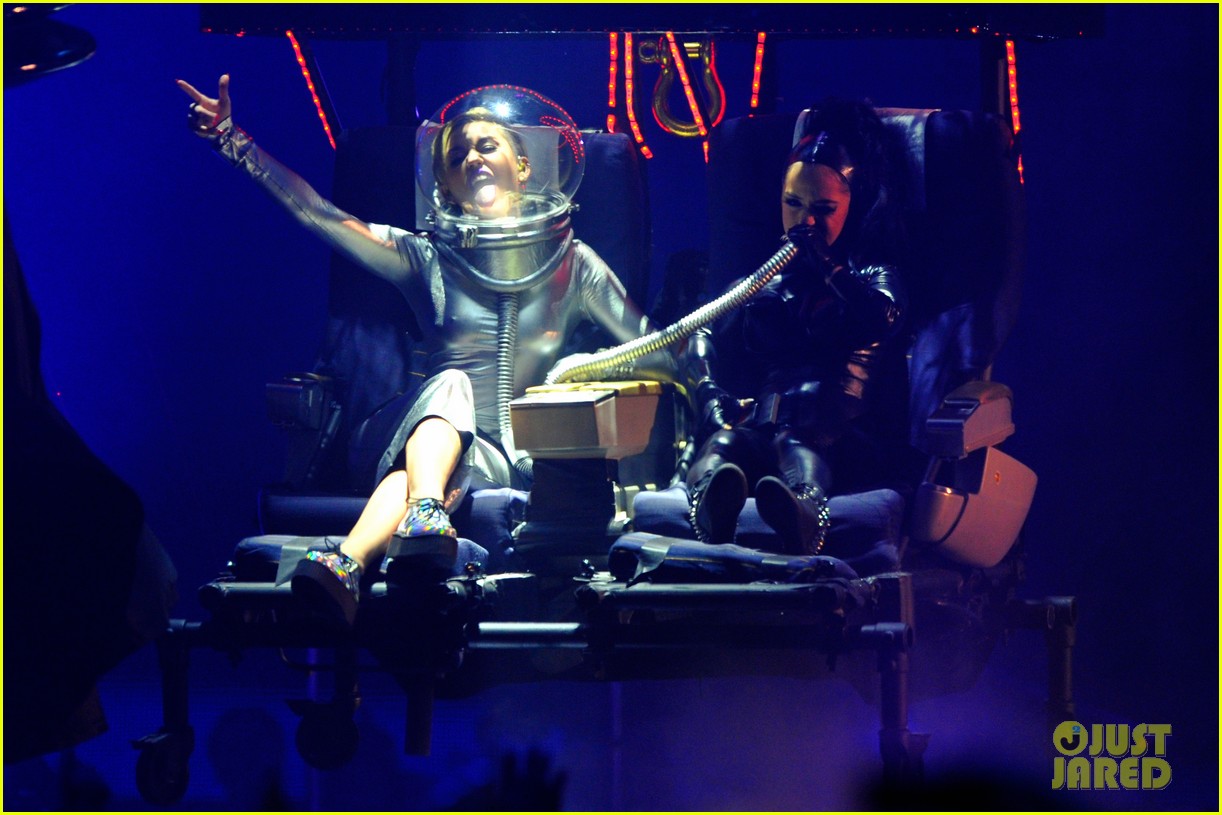 Miley Cyrus: 'We Can't Stop' at MTV EMA 2013 (Video): Photo 2989854 ...