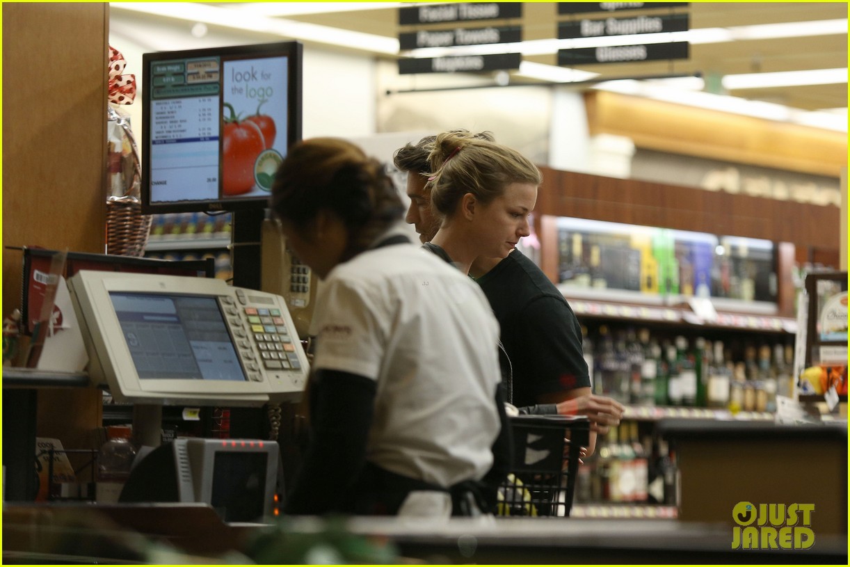 Emily VanCamp & Joshua Bowman Grab Late Night Groceries Photo 2987730 Emily VanCamp Photos