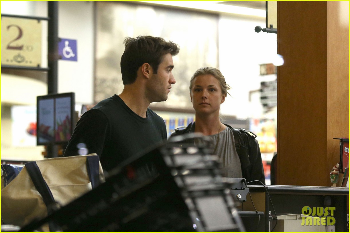 Emily VanCamp & Joshua Bowman Grab Late Night Groceries Photo 2987732 Emily VanCamp Photos
