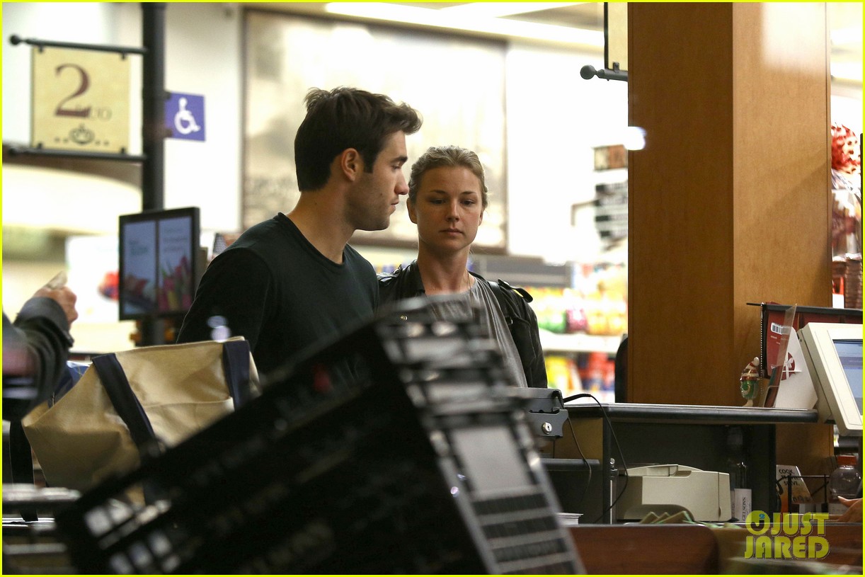 Emily VanCamp & Joshua Bowman Grab Late Night Groceries Photo 2987734 Emily VanCamp Photos