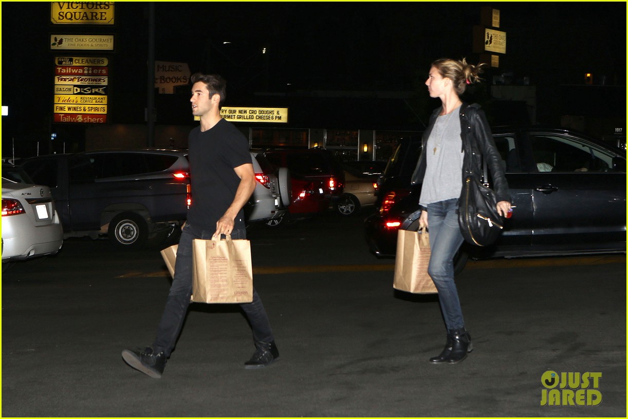 Emily VanCamp & Joshua Bowman Grab Late Night Groceries Photo 2987736 Emily VanCamp Photos