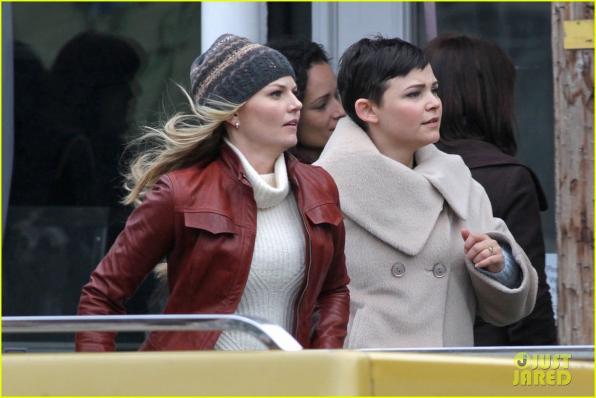 Ginnifer Goodwin & Jennifer Morrison Sprint for 'Once Upon a Time