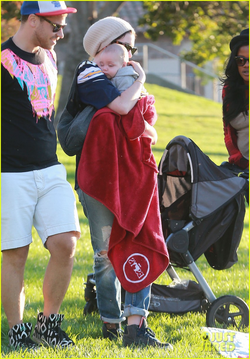 Anne Hathaway: Early Birthday Celebration with Adam Shulman!: Photo