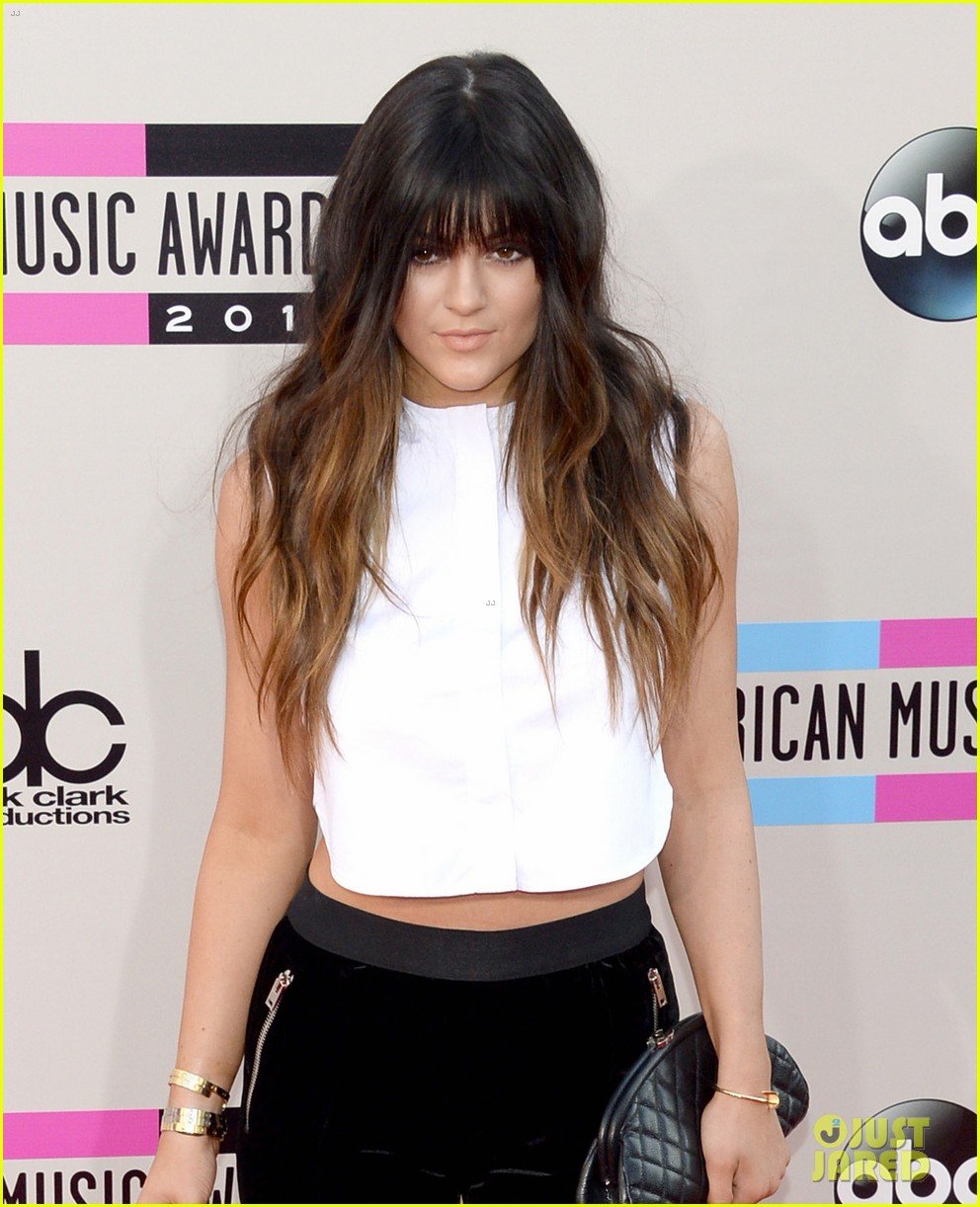 Full Sized Photo of kendall kylie jenner amas 2013 red carpet 06 Photo 2999...