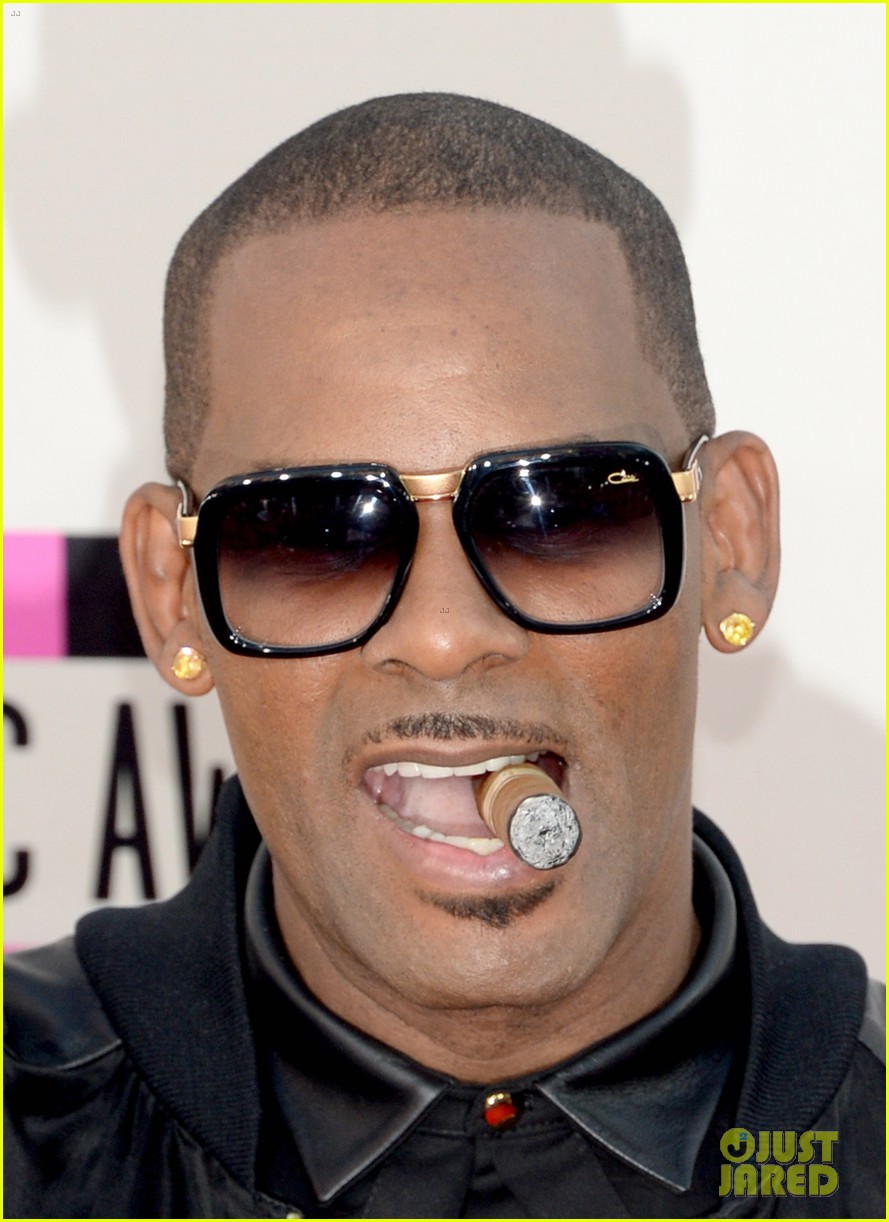 R. Kelly Smokes Cigar on AMAs 2013 Red Carpet: Photo 2999429 | Photos ...