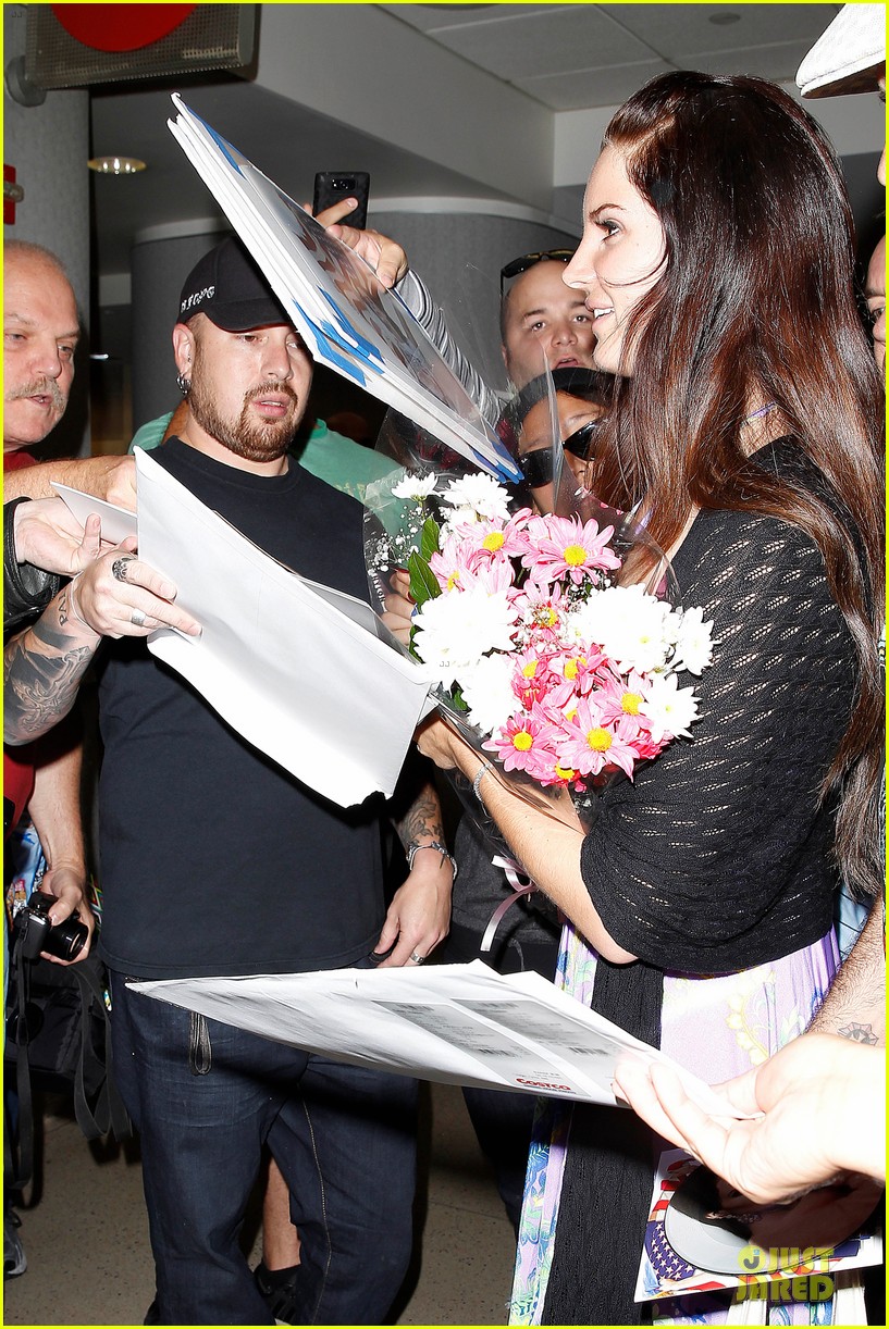 Lana Del Rey Receives Flowers at LAX Airport! Photo 2994215 Lana Del
