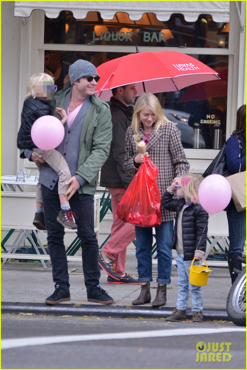 Naomi Watts Snowy School Walk with Sasha & Samuel! Photo 2991634