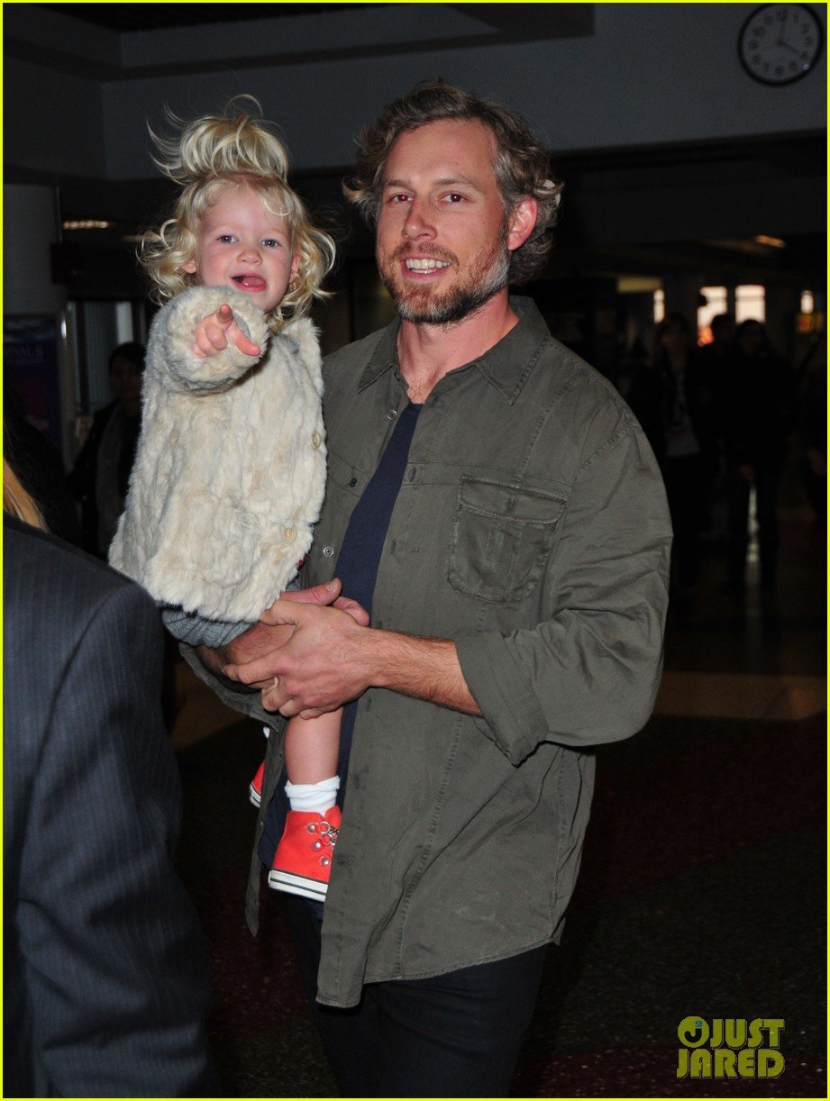 Jessica Simpson & Family Head to Boston for Thanksgiving! Photo