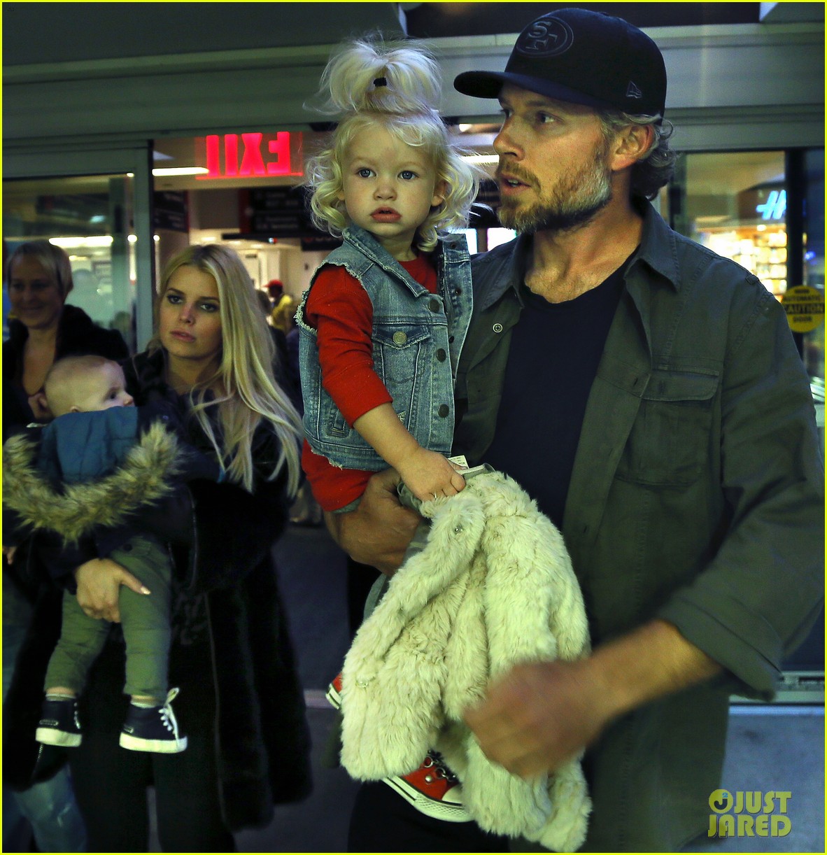 Jessica Simpson & Family Head to Boston for Thanksgiving! Photo