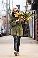 michelle williams brightens weekend with flowers 01