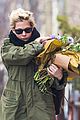 michelle williams brightens weekend with flowers 04