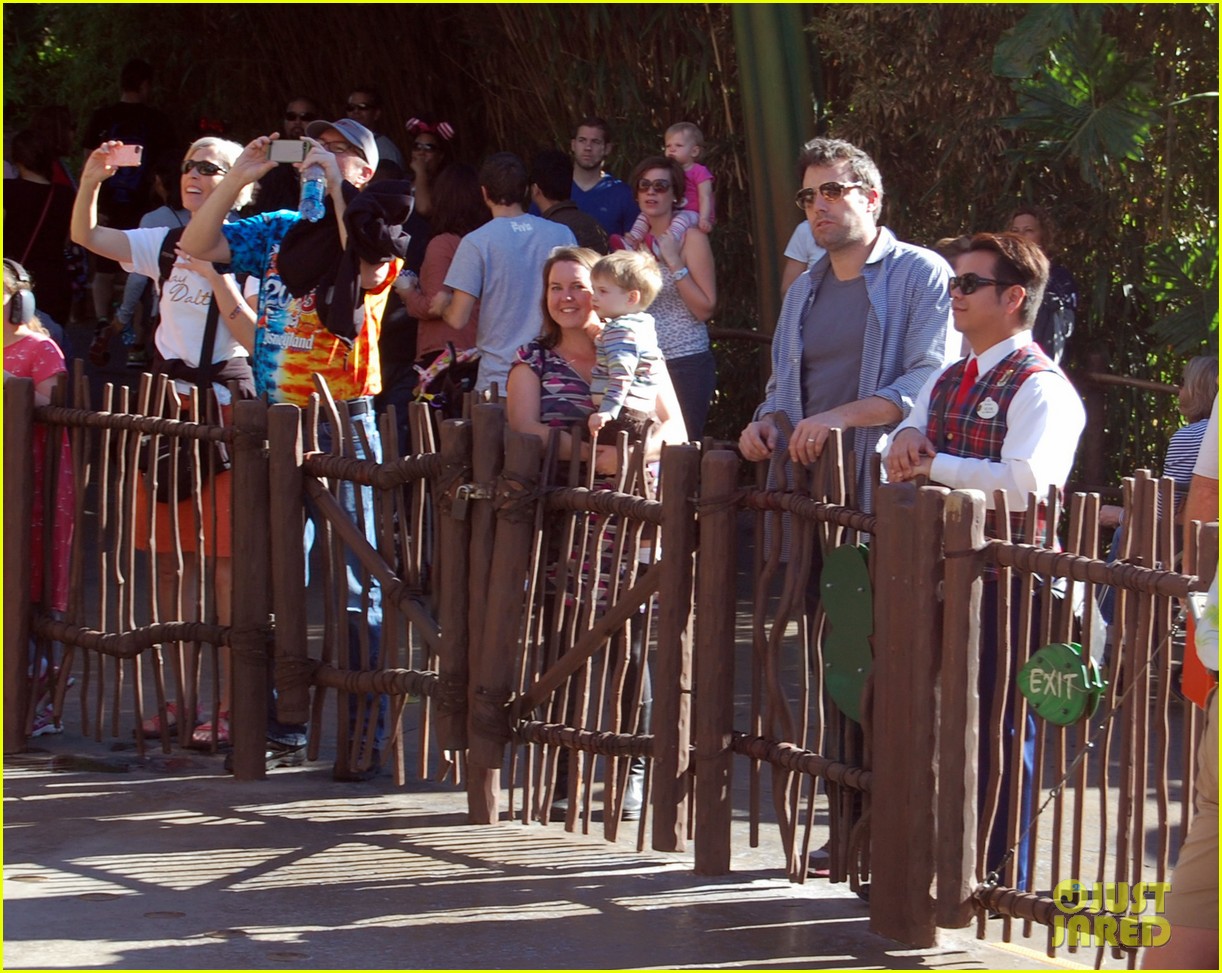 Photo ben affleck rides bumper cars at disneyland with his girls 05