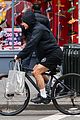 alec baldwin bikes in shorts in freezing new york city 08