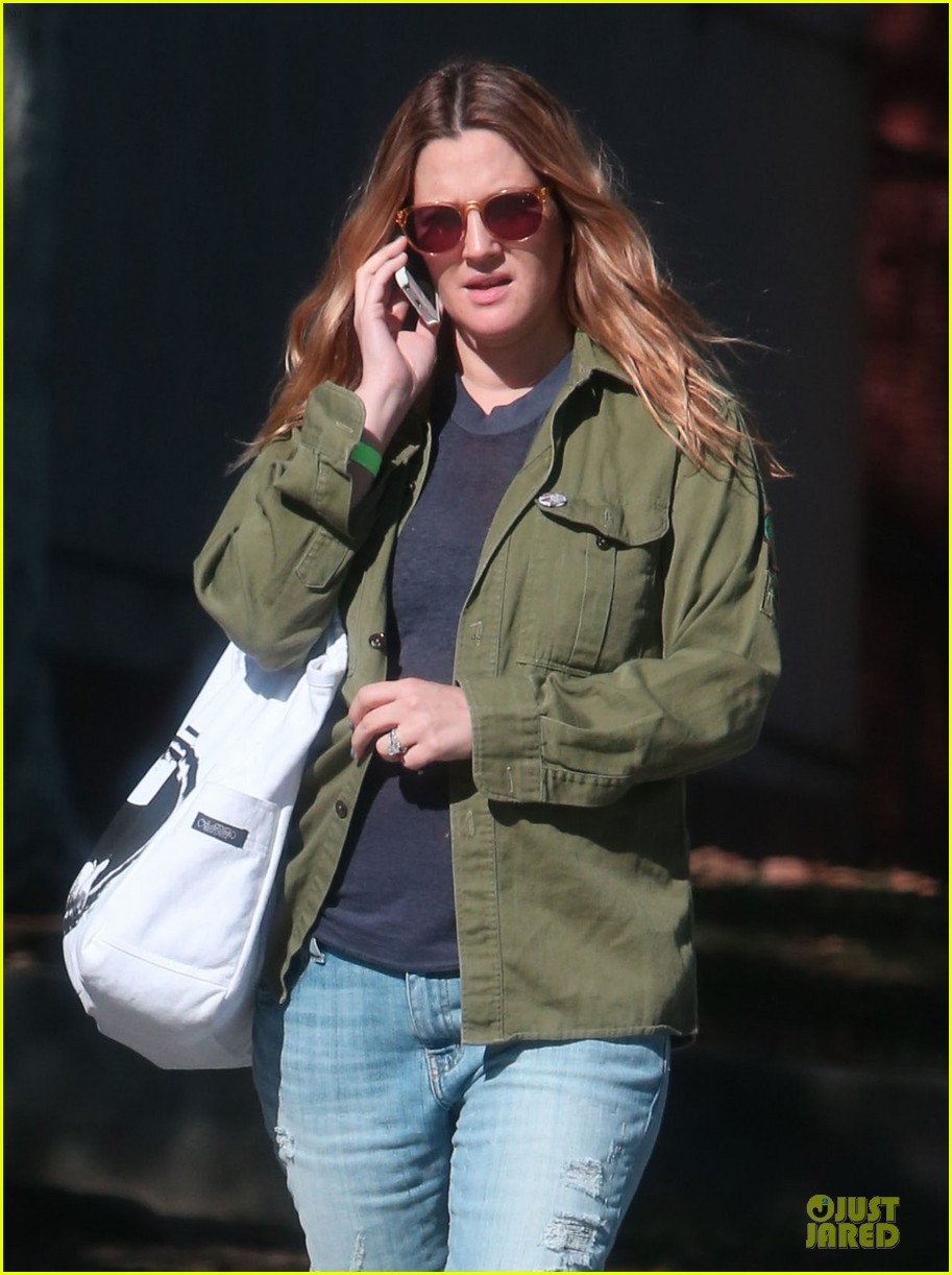 Drew Barrymore Post Thanksgiving Yoga Session! Photo 3002648 Drew(02)