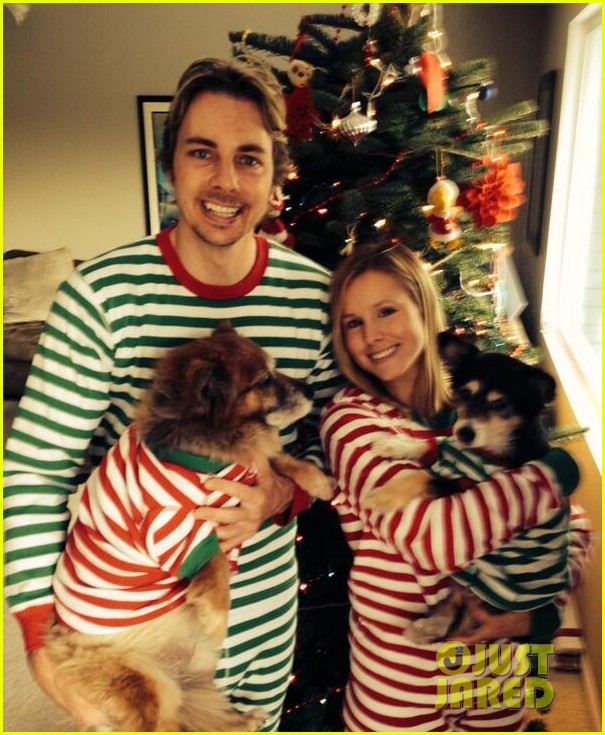 Kristen Bell & Dax Shepard Share Christmas Pic with Their Pups! Photo(01)