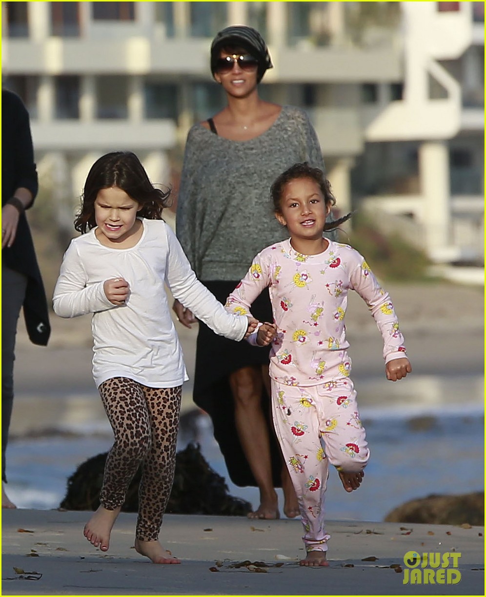 Halle Berry Strolls the Beach with Nahla & Friends! Photo 3016067