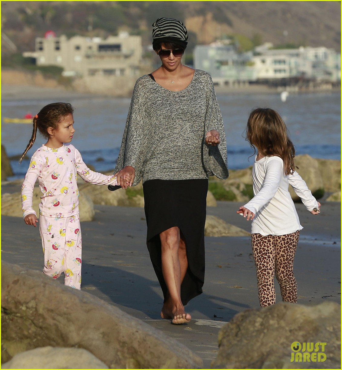 Halle Berry Strolls the Beach with Nahla & Friends! Photo 3016072