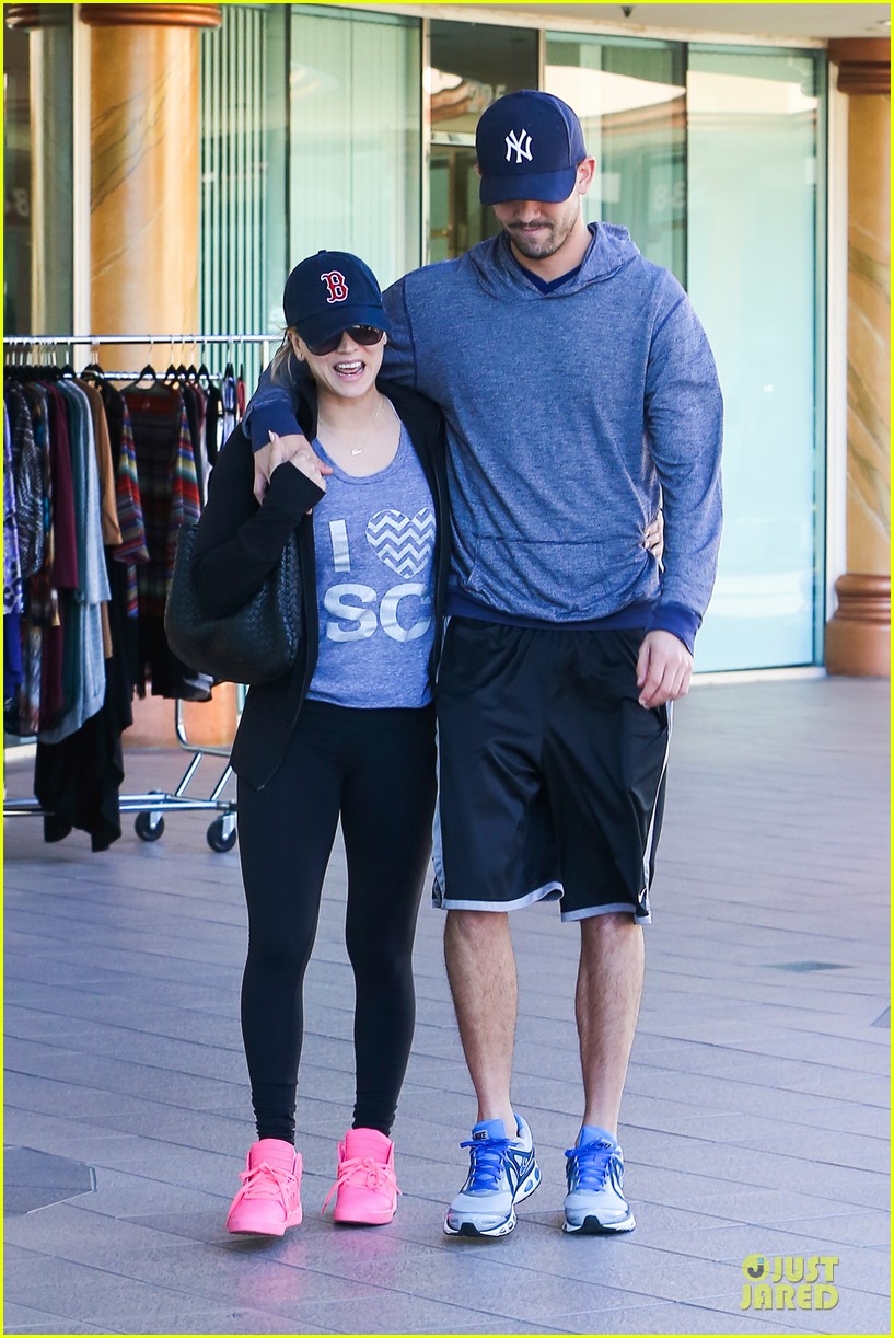 Photo kaley cuoco ryan sweeting california pizza kitchen lunch 10