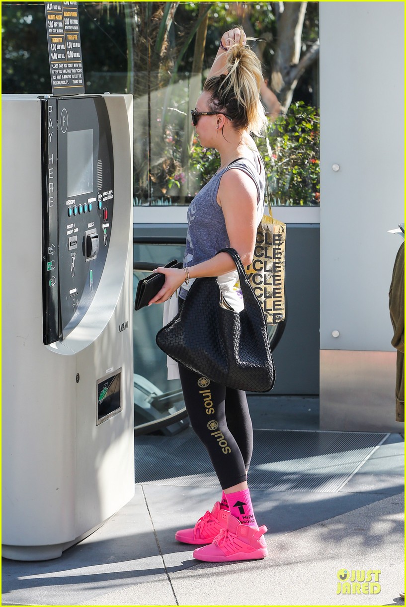 Kaley Cuoco & Ryan Sweeting California Pizza Kitchen Lunch! Photo