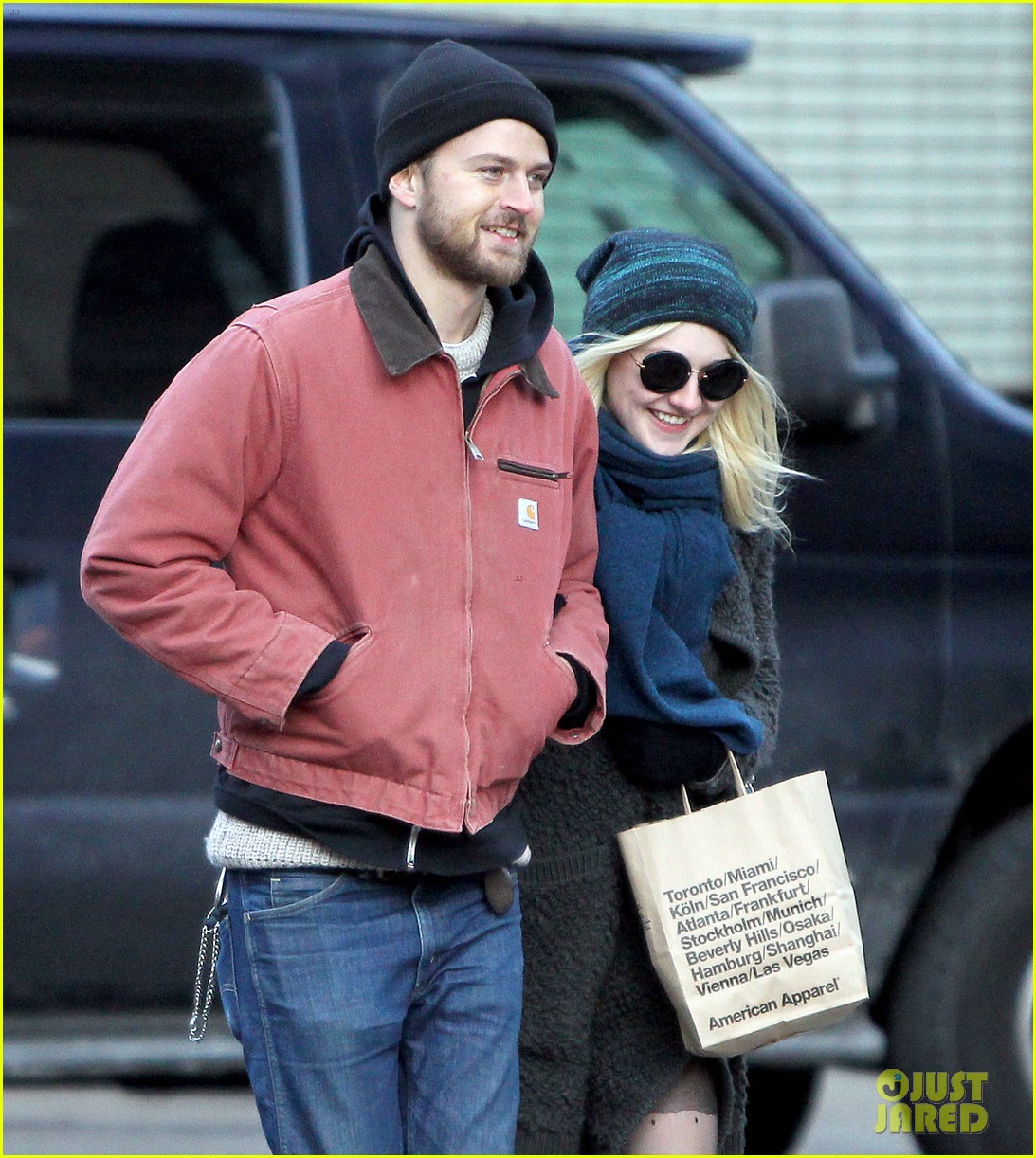 Dakota Fanning & Boyfriend Jamie Strachan Walk Arm in Arm in New York ...