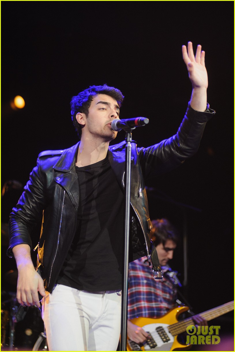 Ariana Grande & Jonas Brothers: B96 Pepsi Jingle Bash!: Photo 3012281