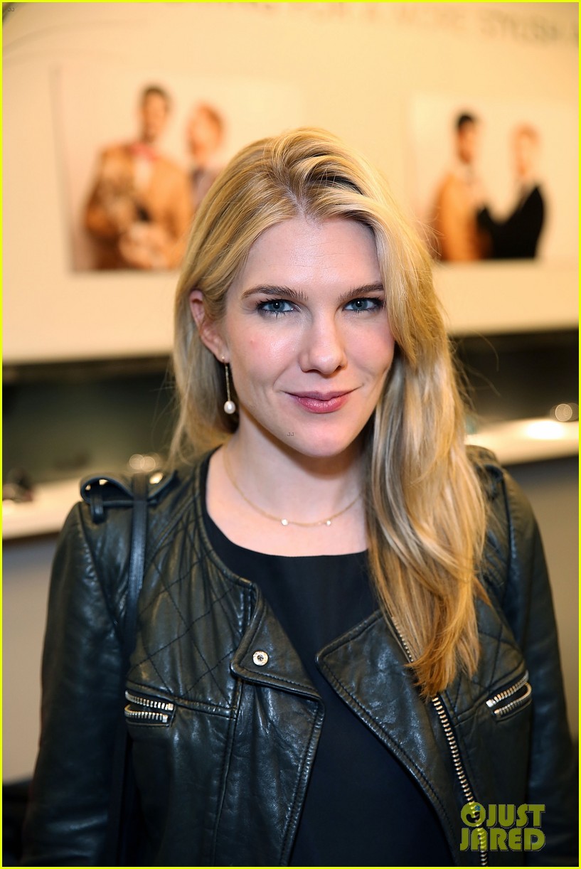 Photo: jesse tyler ferguson sofia vergara tie the knot pop up shop