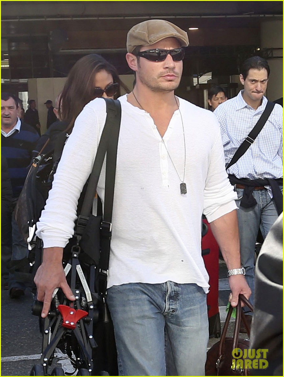 Nick Lachey & Wife Vanessa: LAX Arrival with Son Camden!: Photo 3019322