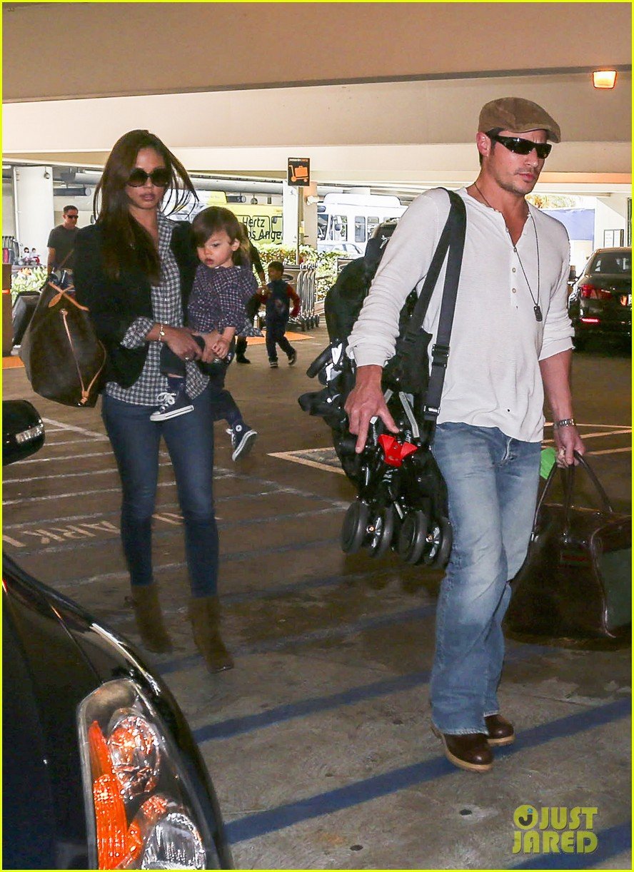 Nick Lachey & Wife Vanessa: LAX Arrival with Son Camden!: Photo 3019323