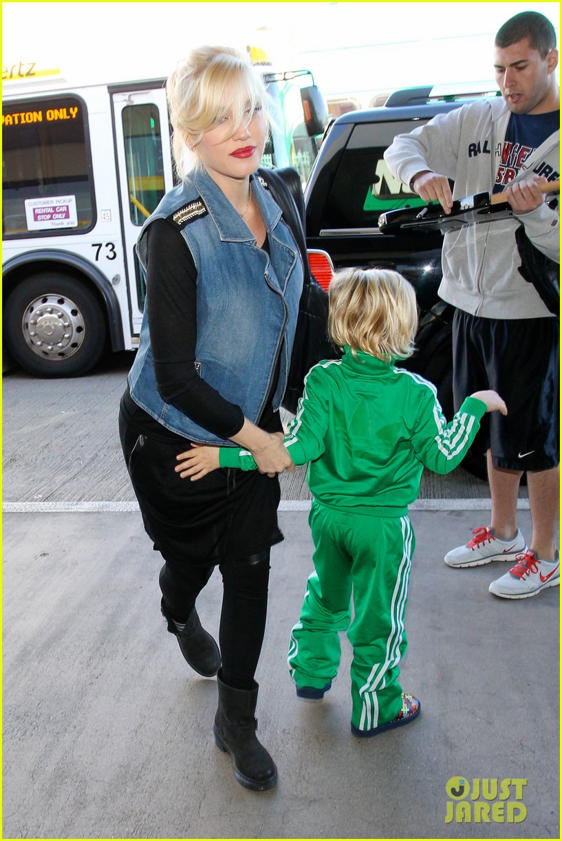 Gwen Stefani's Sons Kingston & Zuma Wear Matching Track Suits Photo(02)