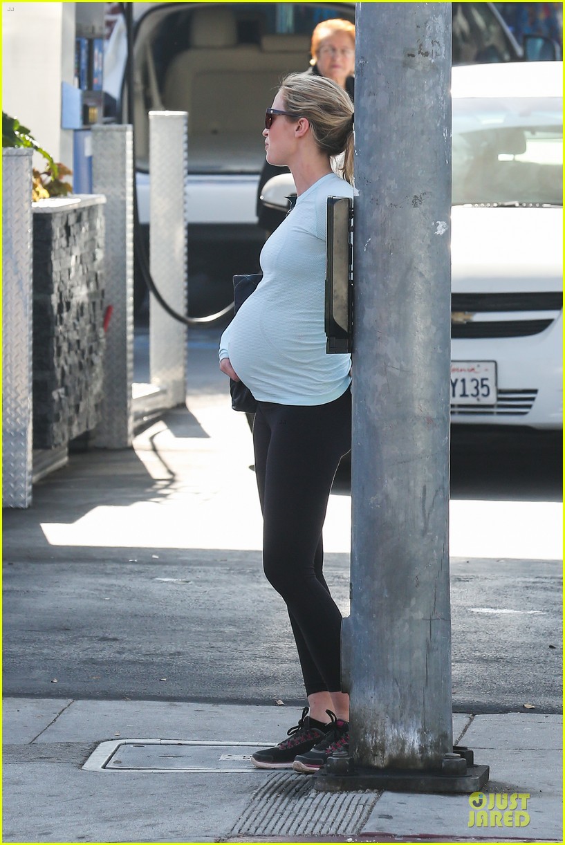 Emily Blunt Pregnancy Cravings at Cafe Gratitude & Hugo's! Photo(02)