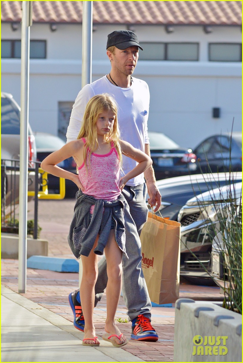 Chris Martin Father Daughter Day With Apple Photo Apple Martin Celebrity Babies Chris Martin Gwyneth Paltrow Pictures Just Jared