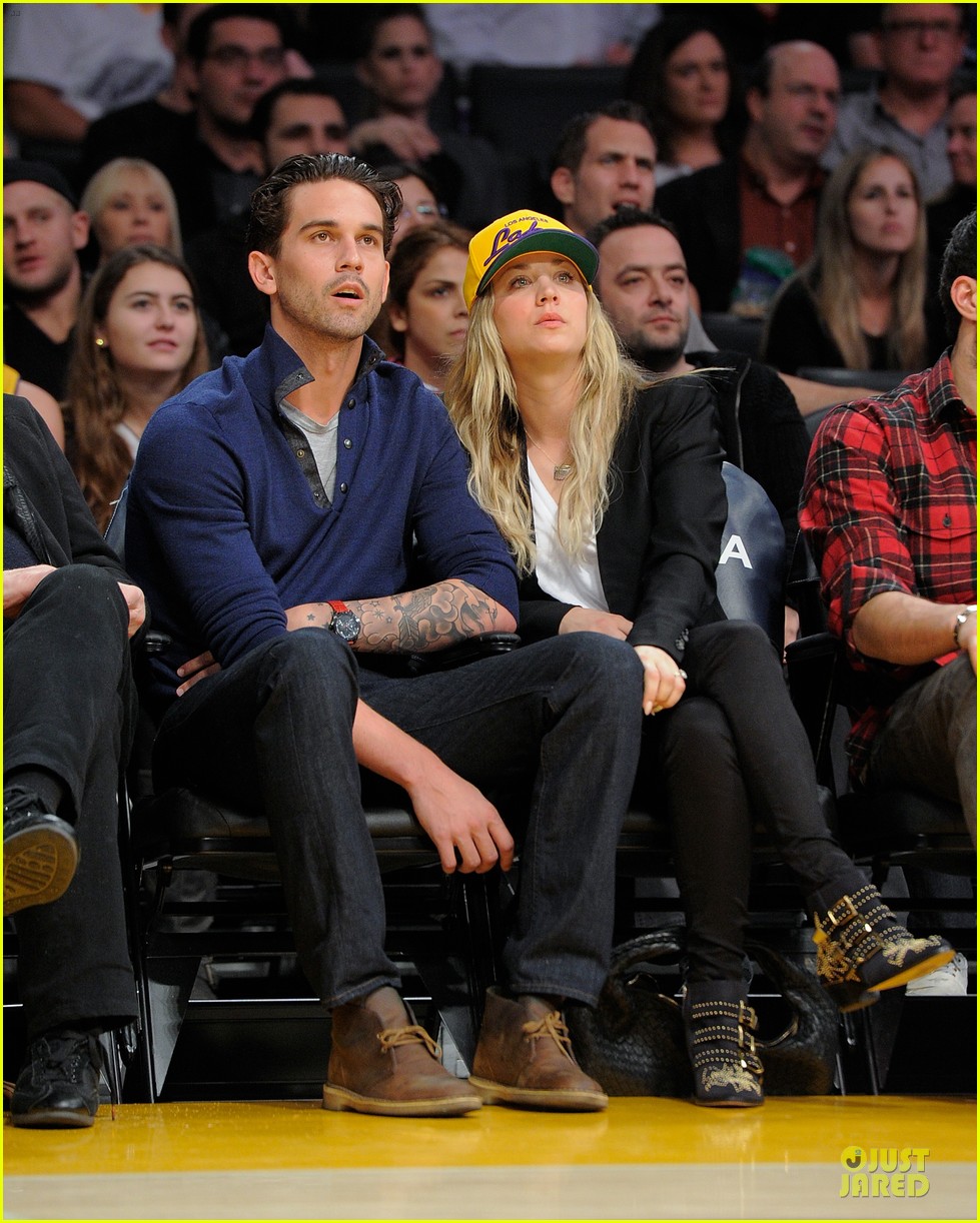 Kaley Cuoco Shows off Wedding Ring at Lakers Game! Photo 3022459