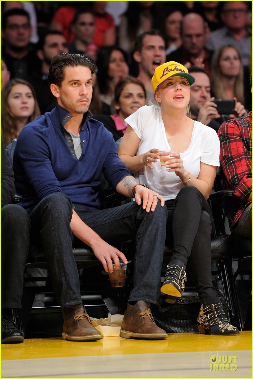 Kaley Cuoco Shows off Wedding Ring at Lakers Game!: Photo 3022461