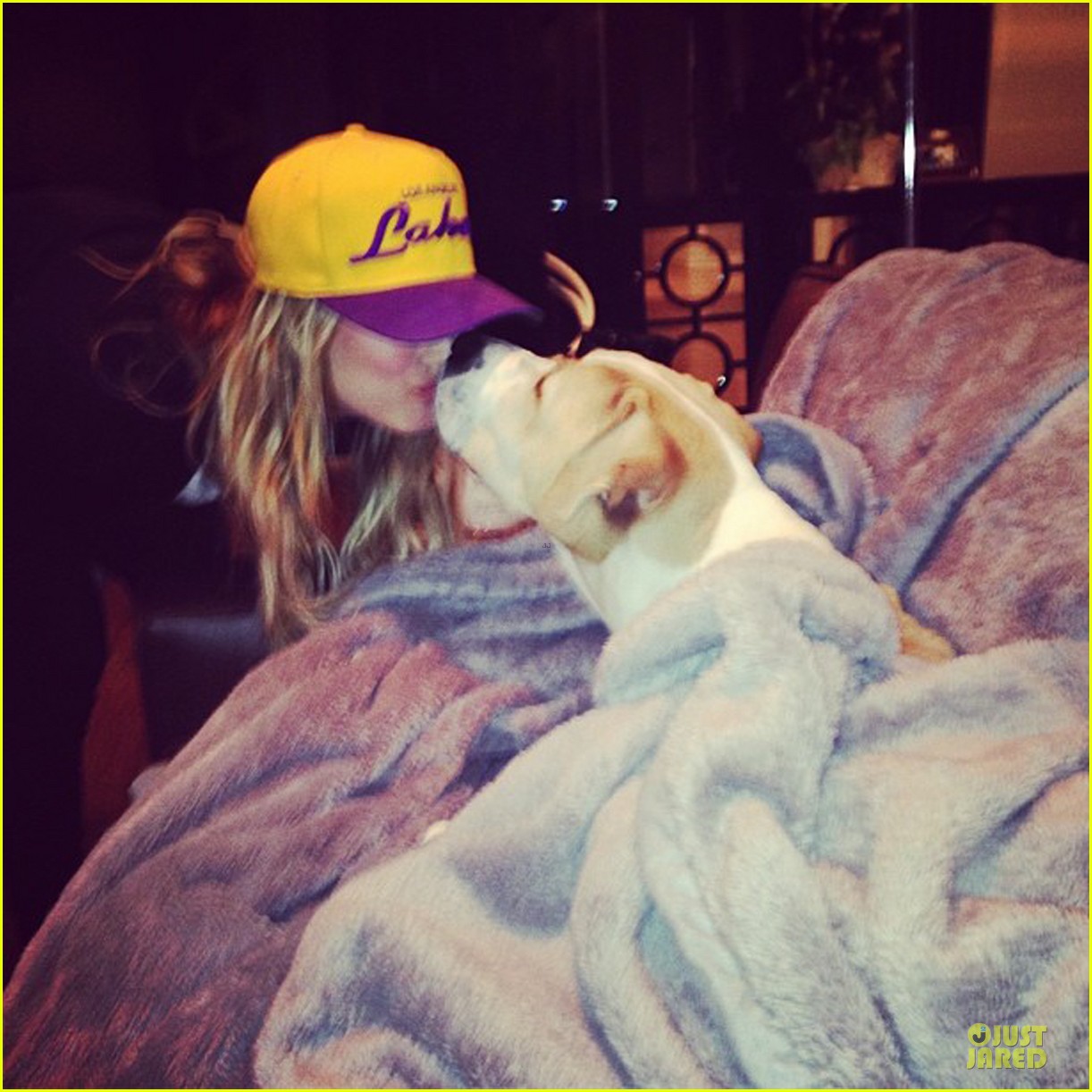 Kaley Cuoco Shows off Wedding Ring at Lakers Game! Photo 3022463