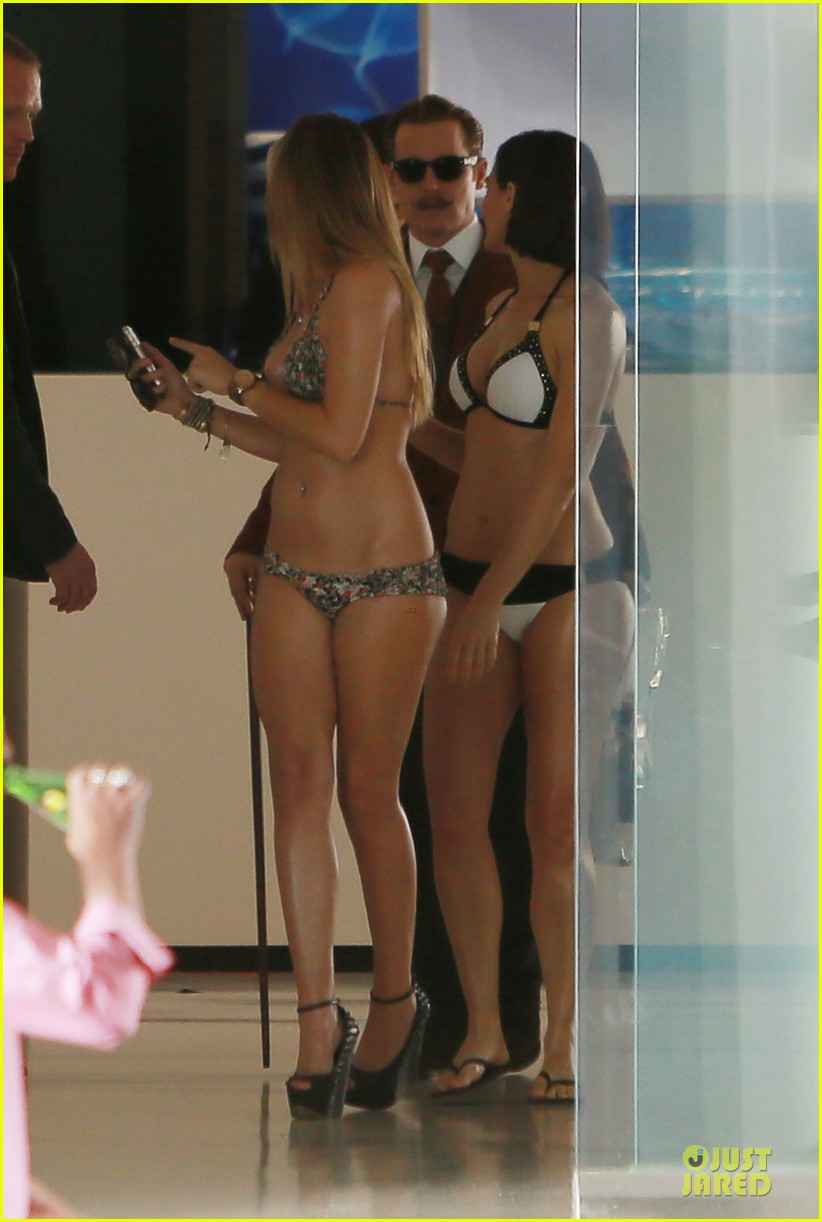 extreem cilinder Gevoelig voor Johnny Depp: 'Mortdecai' Set with Bikini-Clad Babes!: Photo 3024195 |  Johnny Depp Pictures | Just Jared