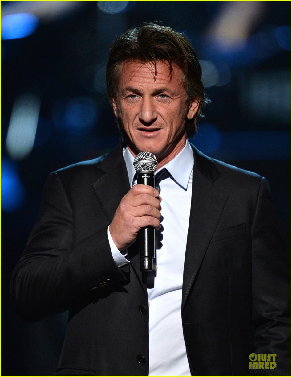 Johnny Depp & Sean Penn Beatles Tribute Presenters! Photo 3042634