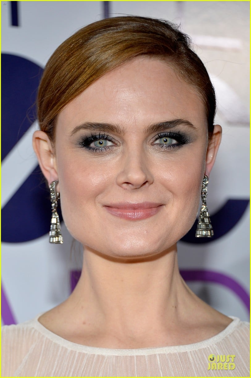 Photo: emily deschanel peoples choice awards 2014 red carpet 10 | Photo