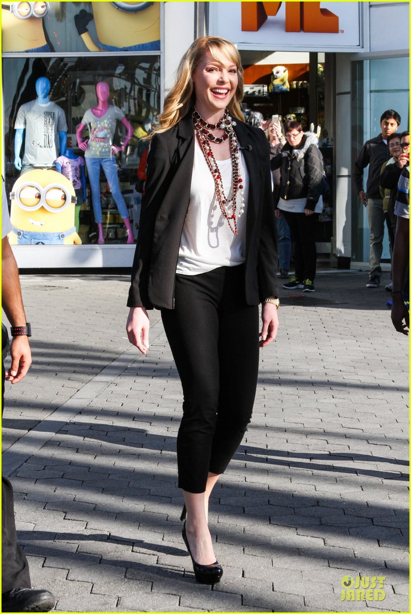 Photo: nina dobrev katherine heigl extra appearing gals 15 | Photo