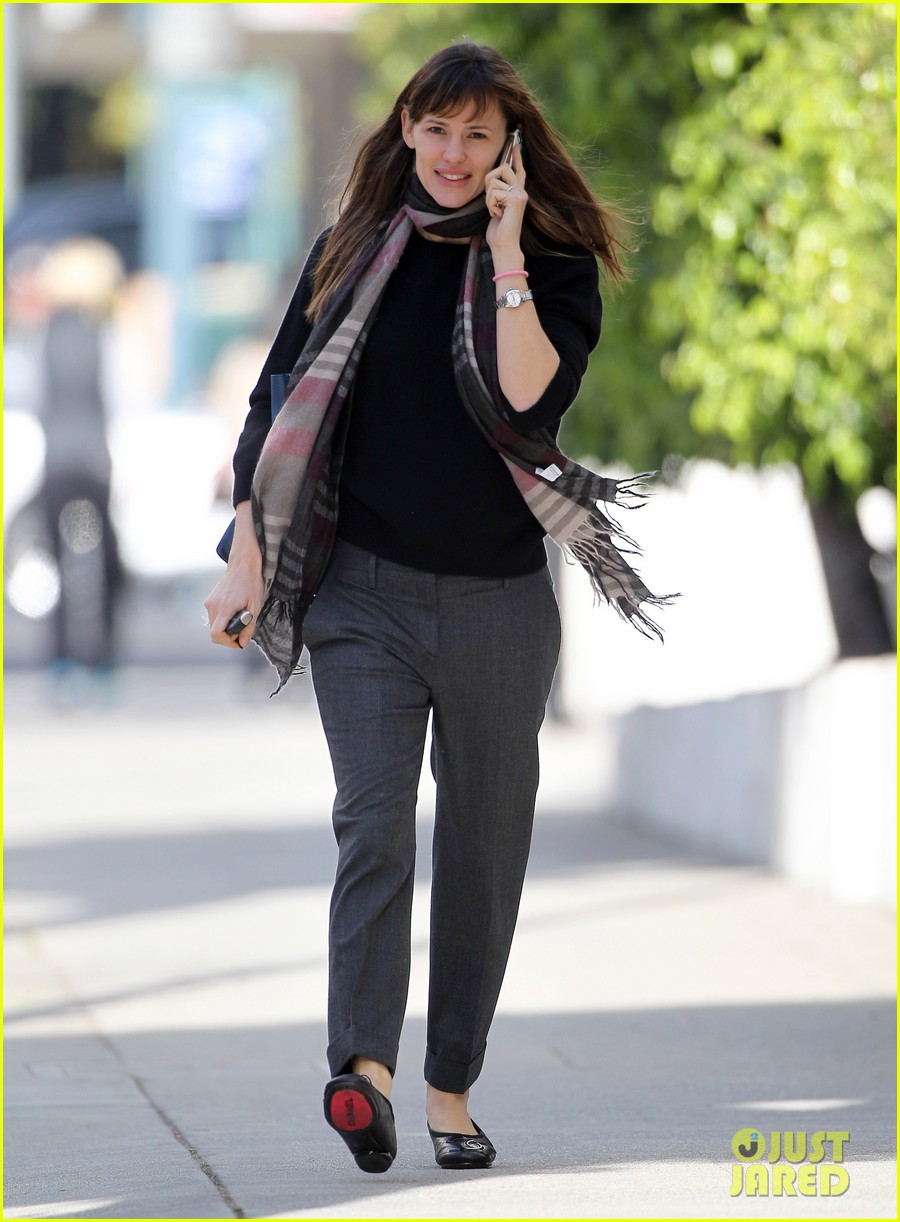 Jennifer Garner Looks Fresh Faced After Long Holiday Break! Photo