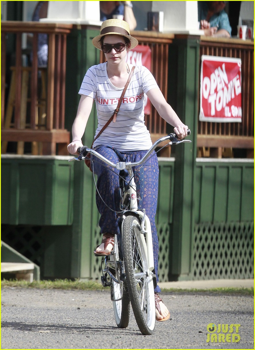 Anne Hathaway Dons Bikini Top for Hawaii Beach Walk!: Photo 3025982