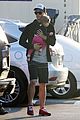 chris hemsworth santa monica errands with elsa pataky india 10