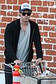 chris hemsworth santa monica errands with elsa pataky india 14