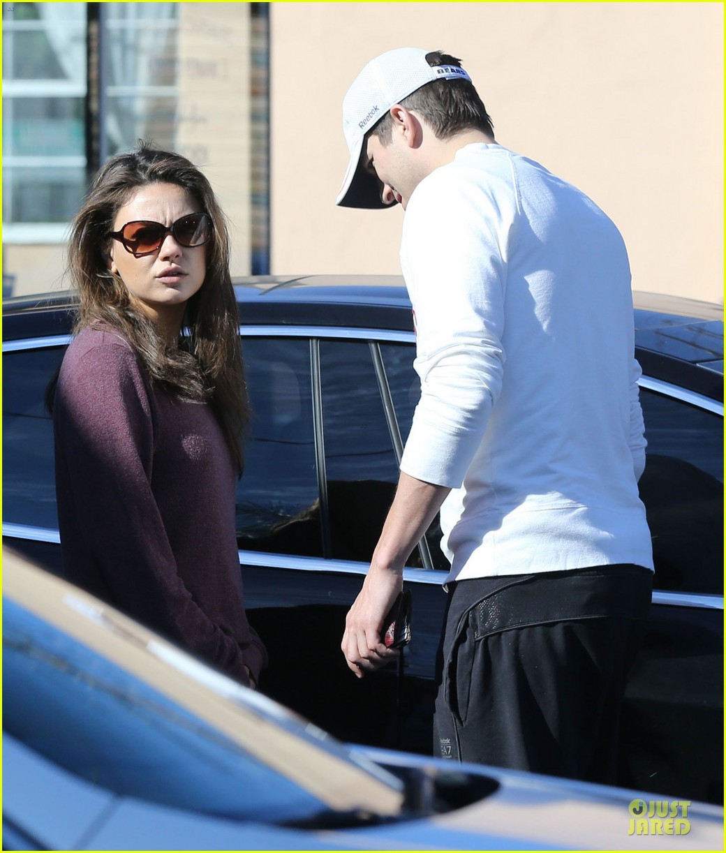 Ashton Kutcher & Mila Kunis Nail Salon Weekend Pair! Photo 3034521