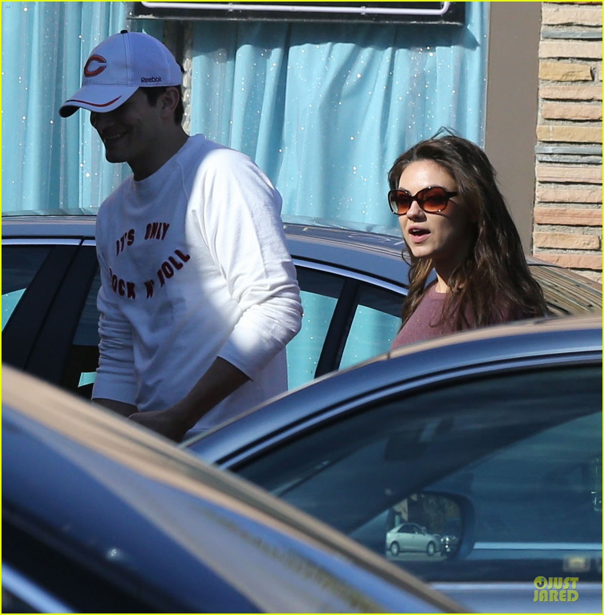 Ashton Kutcher & Mila Kunis Nail Salon Weekend Pair! Photo 3034524