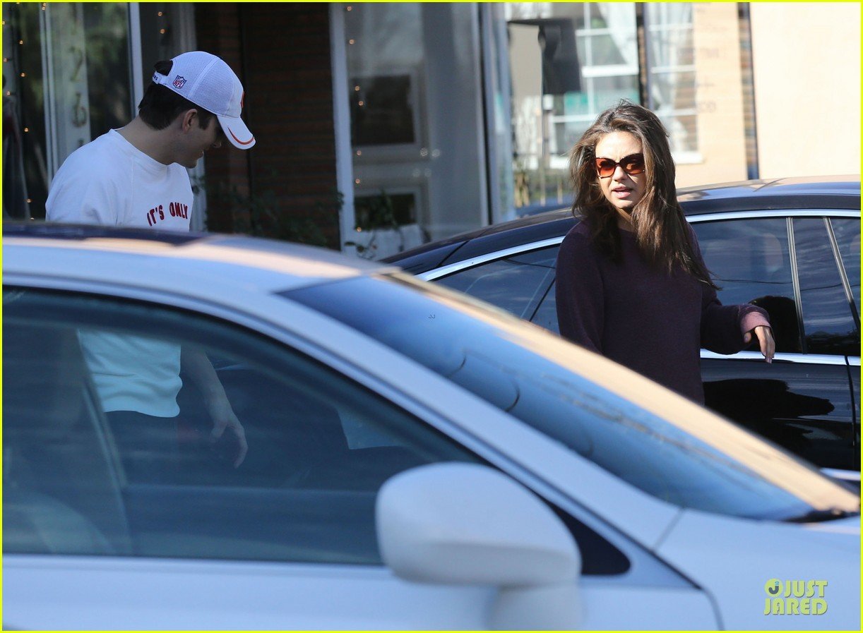 Ashton Kutcher & Mila Kunis Nail Salon Weekend Pair! Photo 3034527