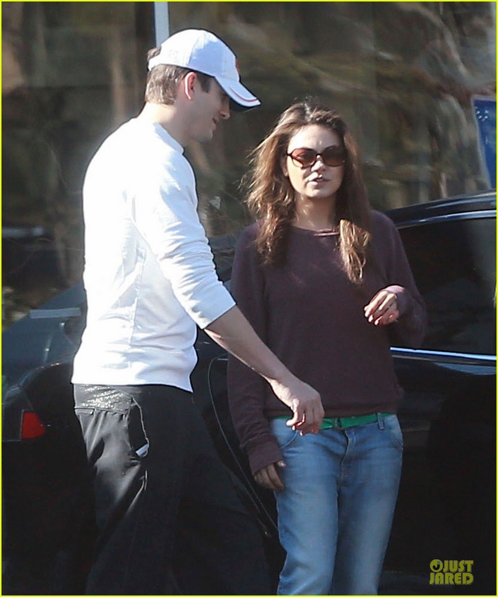 Photo ashton kutcher mila kunis nail salon weekend pair 23 Photo