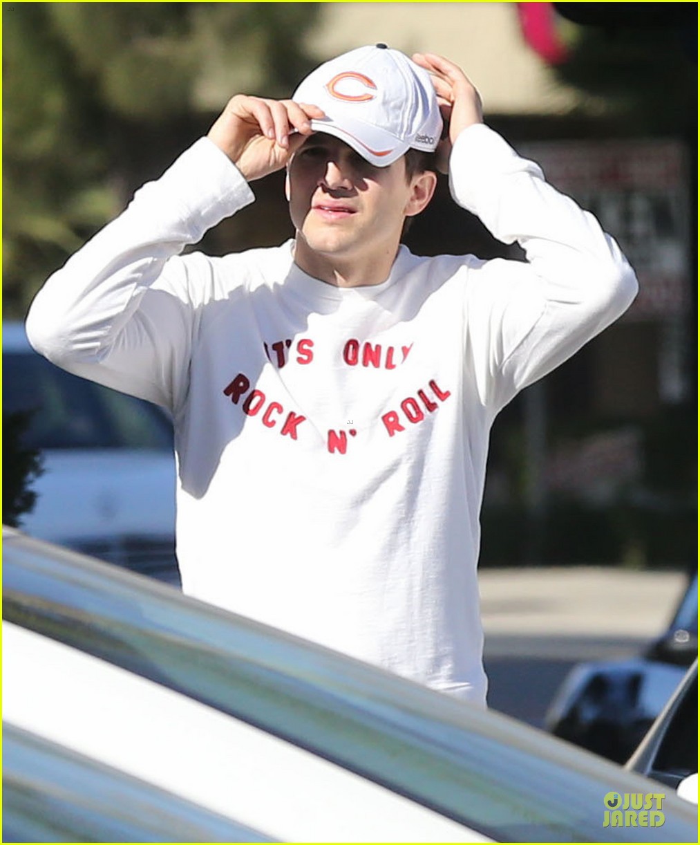 Ashton Kutcher & Mila Kunis Nail Salon Weekend Pair! Photo 3034538