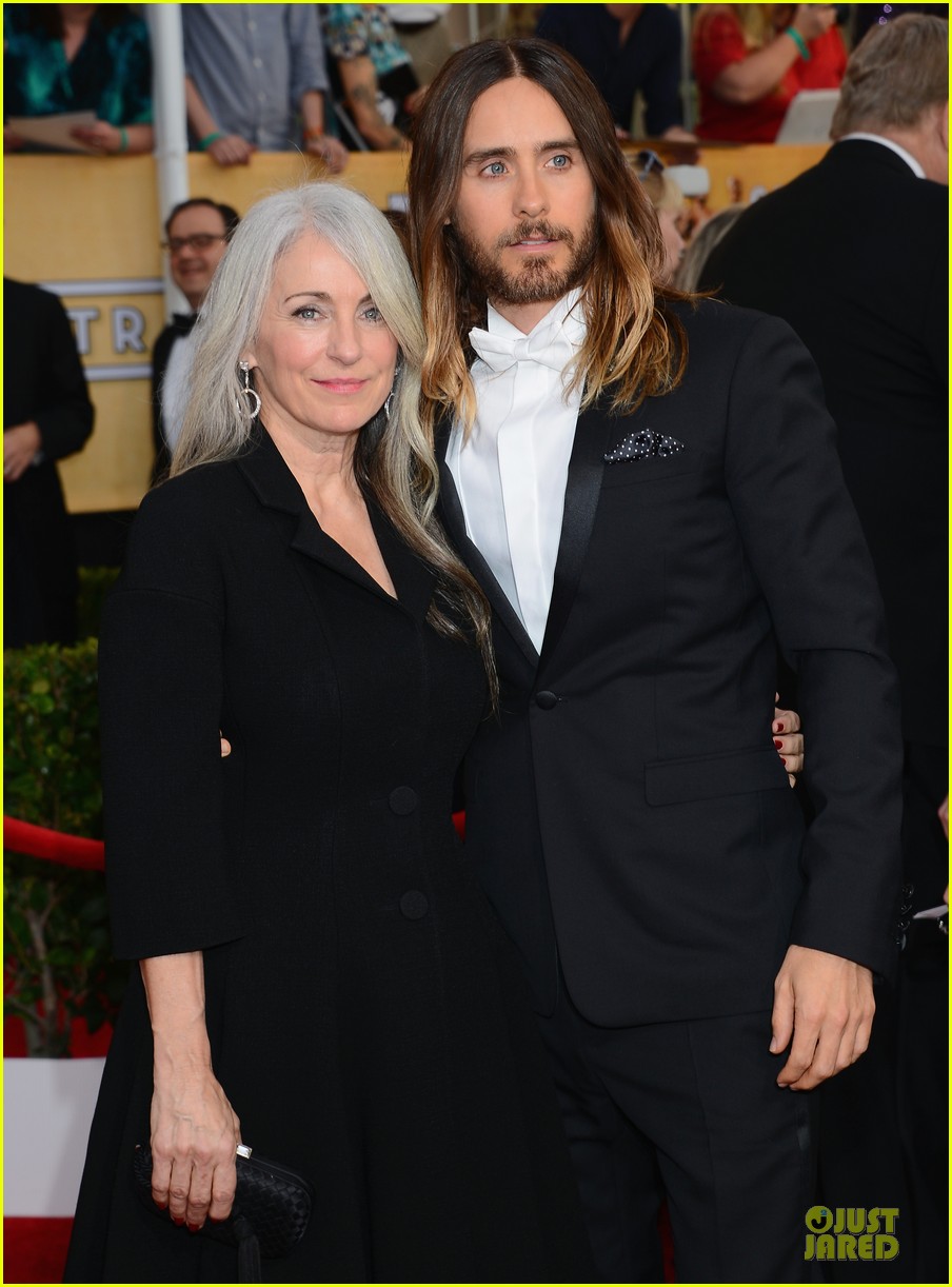 jared leto sag awards 2014 red carpet with mom constance 023034631