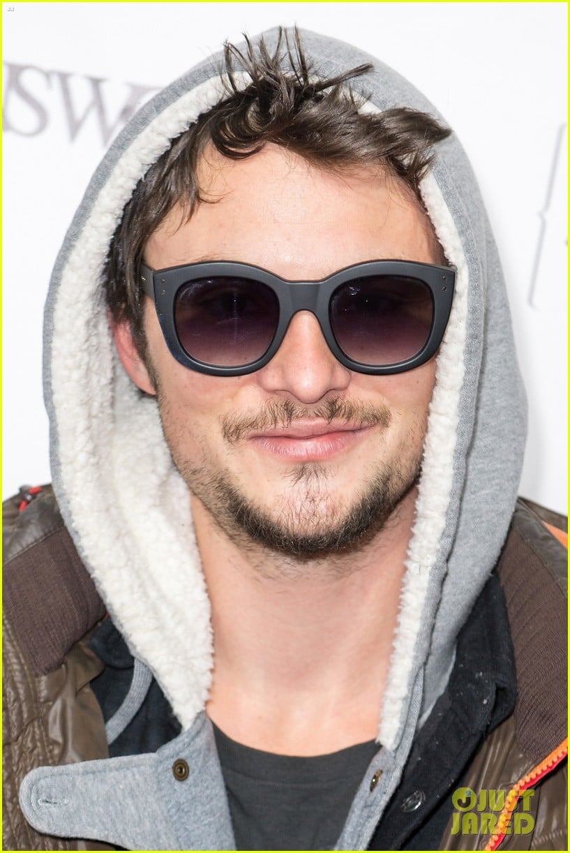 Jason Momoa & Geoff Stults Football Fun at Sundance! Photo 3036514