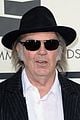 neil young willie nelson grammys 2014 red carpet 01